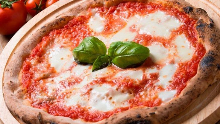 Pizza al tavolo a 7 euro: Bari è la città più economica d'Italia. Le più care? Milano, Venezia e Macerata