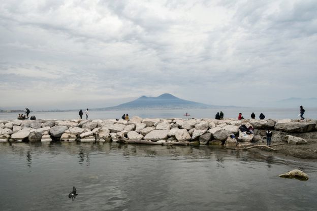 In canoa o sugli scogli, la Napoli che non rinuncia al mare