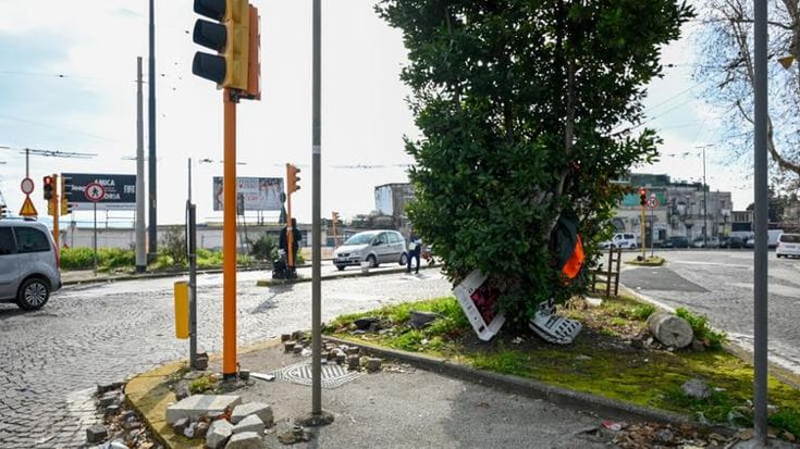 Buche, rattoppi e rifiuti a Napoli: “Così viale Maddalena accoglie i nostri turisti”