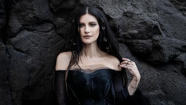Laura Pausini: “Oggi vivo in gara con me stessa, ma a Sanremo mi tremano le gambe”