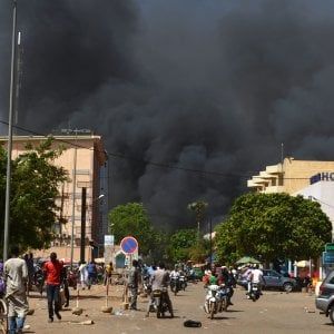 Burkina Faso, spari ed esplosioni nel centro della capitale: "Almeno 28 morti"