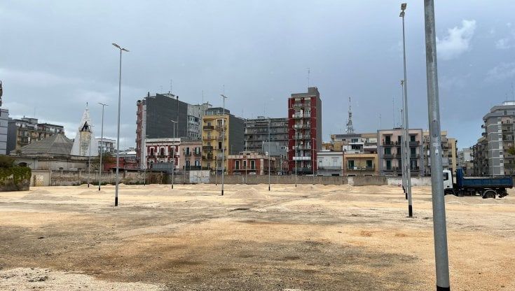 Bari, il park&ride trasloca per lasciare spazio al Bosco verticale: temporanea riduzione dei posti auto