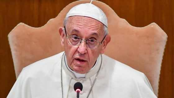 Il Papa: "Famiglia immagine di Dio è solo uomo-donna. Aborto selettivo come nazismo. Infedeltà, mogli siate pazienti"
