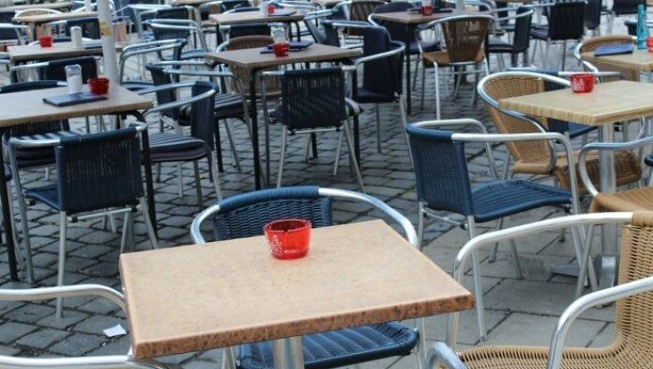 Covid:a Salerno "cena della libertà" tavoli listati a lutto