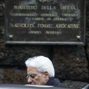 Mattarella, davanti alla tv con i figli. Poi in Panda e, a sorpresa, va alle Fosse Ardeatine