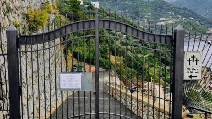 Atrani, cimitero saturo: bonus di 300 euro per incentivare le cremazioni