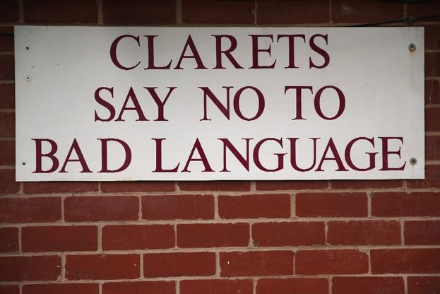 Educazione inglese: allo stadio parolacce vietate