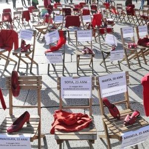 Bologna, il marito violento la picchia e la umilia da anni: il figlio convince la madre a denunciarlo