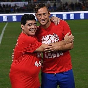 Maradona: "A Totti dico che deve continuare". Francesco: "Il presidente è lui"