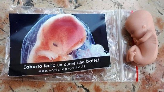 Verona, polemica sul gadget con il feto. Boldrini: "Operazione mostruosa"