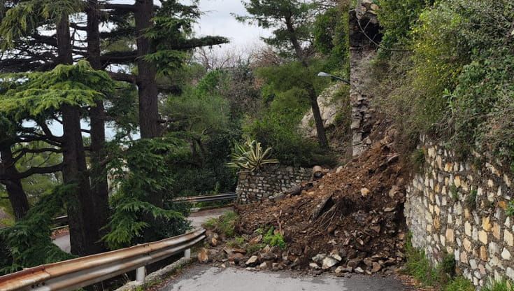 Camogli, frana su una strada privata che porta a una casa di cura, intervento dei Vigili del Fuoco