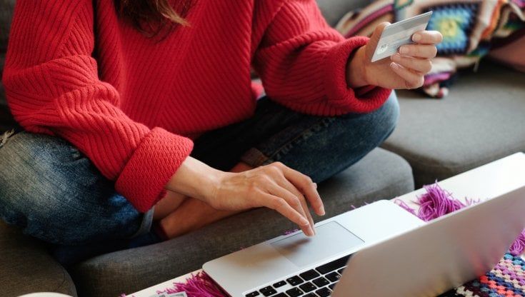 Dal vintage al lusso, gli italiani spendono negli acquisti online il doppio rispetto ai negozi fisici