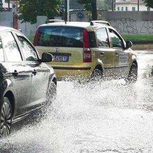 Maltempo in arrivo, piogge e temporali al nord, allerta arancione in Lombardia