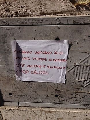Via Belsiana, spunta il cartello: "Smarrito unicorno"