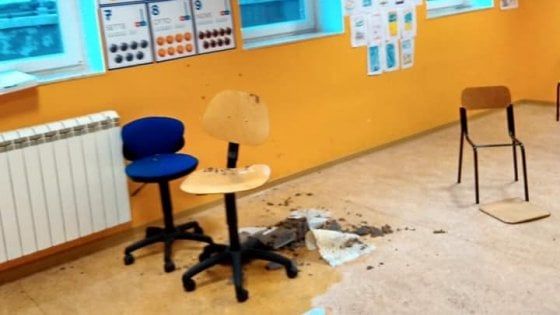 Taranto, in una scuola del rione Tamburi crolla parte del controsoffitto: la classe era vuota  
