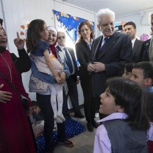 Mattarella visita il campo profughi giordano di Za'Atari: "Un esempio di buona gestione"