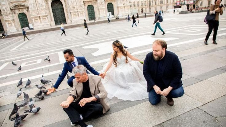 Flash mob con colazione in piazza Duomo, Maurizio Cattelan e Nicolas Ballario “aprono” la Design Week