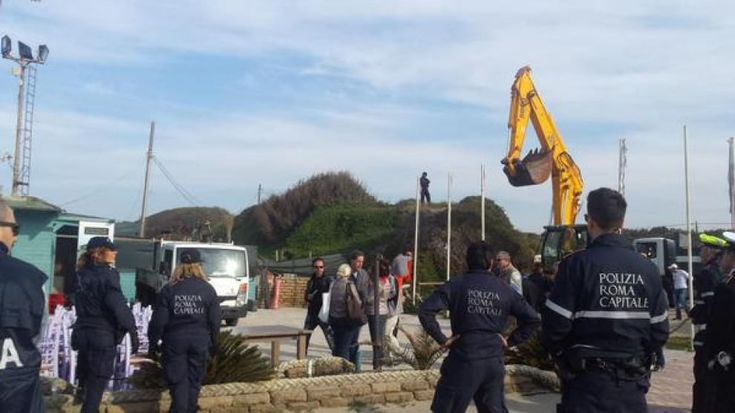 Ostia, arrivano le ruspe. "Via i chioschi abusivi dalle spiagge"