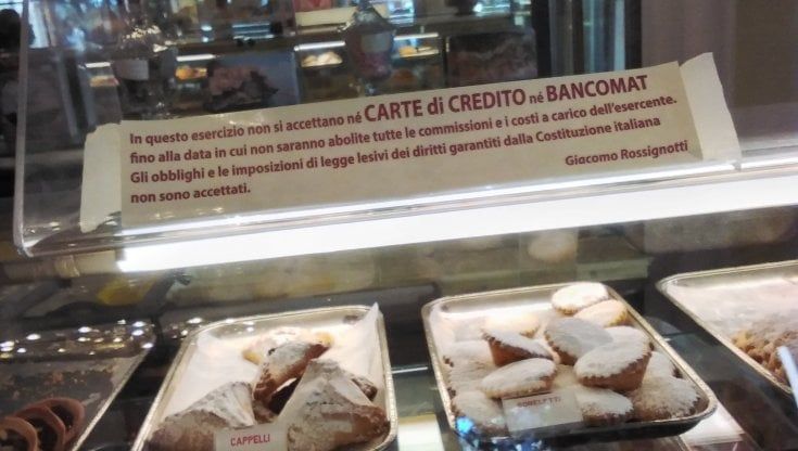 Quel bar che non ha il bancomat a Genova: siamo tutti costituzionalisti