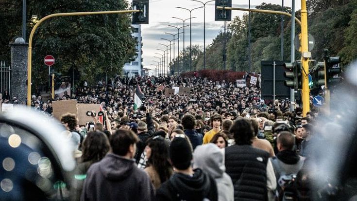 Negozi aperti, militari e turisti. Il Comune: “Ha prevalso il senso di responsabilità”