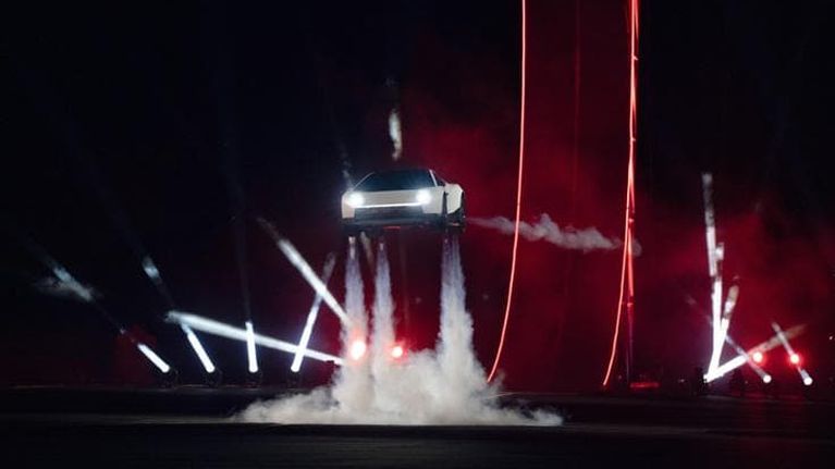 La Tesla di Musk adesso vola. Ma chi l'ha ordinata nove anni fa deve ancora aspettare