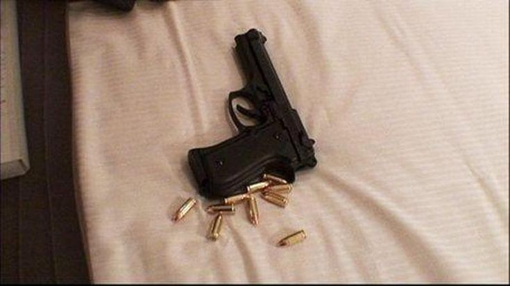 Cameriera trova una pistola tra lenzuola, arrestato cliente di un hotel di Palermo