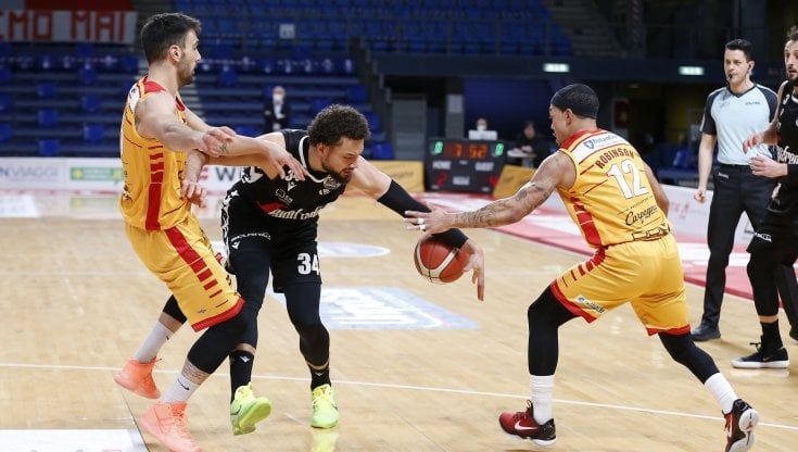 Basket, serie A: la Virtus Bologna passa a Pesaro, Trento domina Brescia