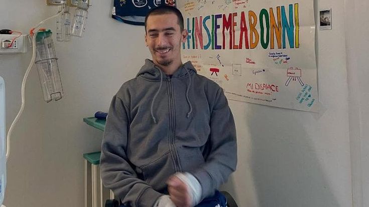 Lorenzo Bonicelli sorride su Instagram: “Insieme a voi”. Il ginnasta ha postato due foto