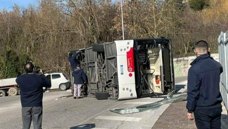 Potenza, tragedia sfiorata: si ribalta bus urbano 