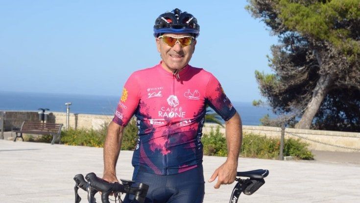 Ciclista muore investito durante una gara a 58 anni, il mondo delle due ruote in lutto: "Addio Massimo, sempre pronto a tornare indietro ad aiutare chi era in difficoltà"