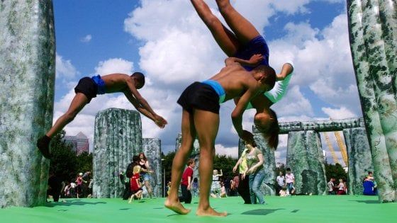 Stonehenge a Milano in formato gonfiabile, l'opera dell'artista Jeremy Deller dedicata ai bambini 