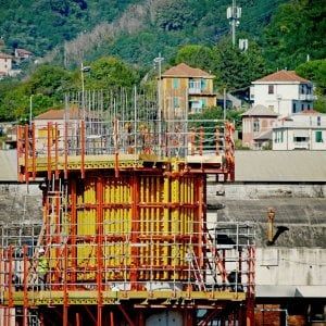 Dalla "revoca" alla "revisione" delle concessioni: Atlantia svetta in Borsa