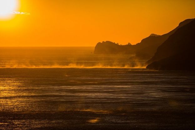 Positano, il mare "urla" al grecale: fascino al tramonto