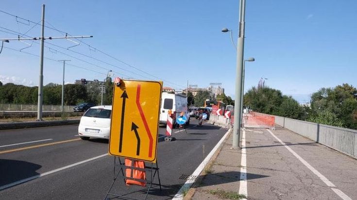 Sette mesi di lavori sul ponte di corso Giulio Cesare: strada ristretta, tram 4 sostituito da bus