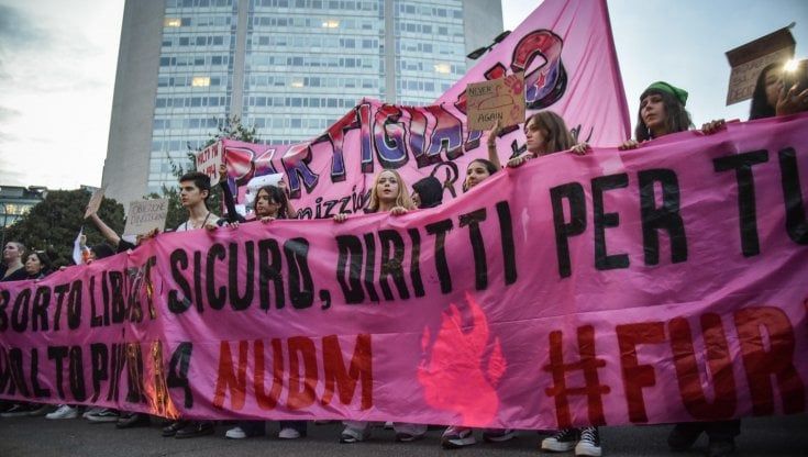 A Milano mille in piazza per difendere l'aborto, cori contro Meloni: "Basta consigli, vogliamo tutele"