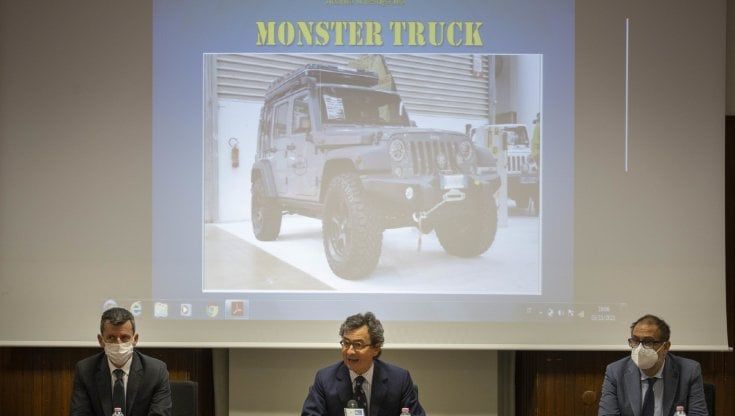 Milano, la fabbrica fuorilegge dei Suv truccati