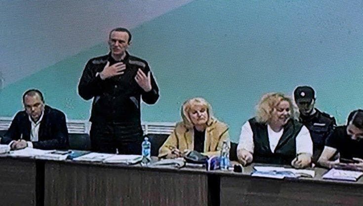 Navalny rischia altri 30 anni di carcere: al via a porte chiuse il processo per estremismo