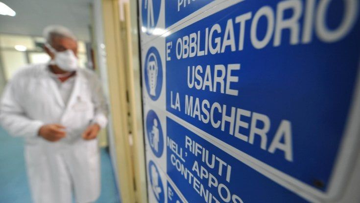  “Precauzione da mantenere”. Ma da maggio mascherine solo nei pronto soccorso