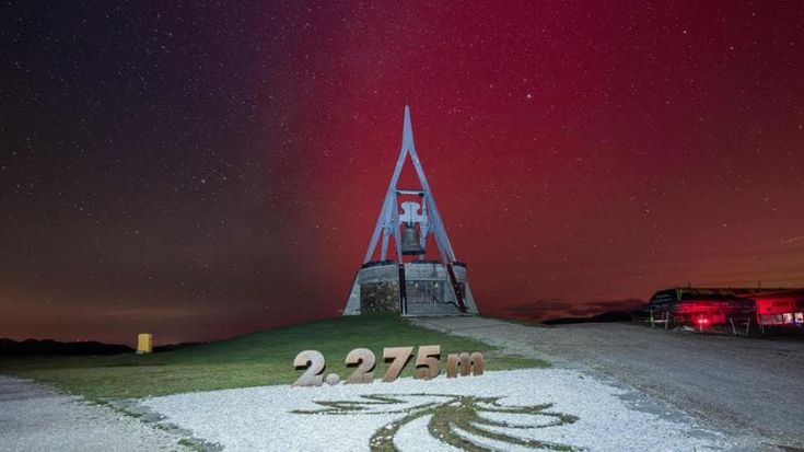L’aurora boreale incanta l’Italia, col naso all’insù dal Piemonte fino alla Puglia