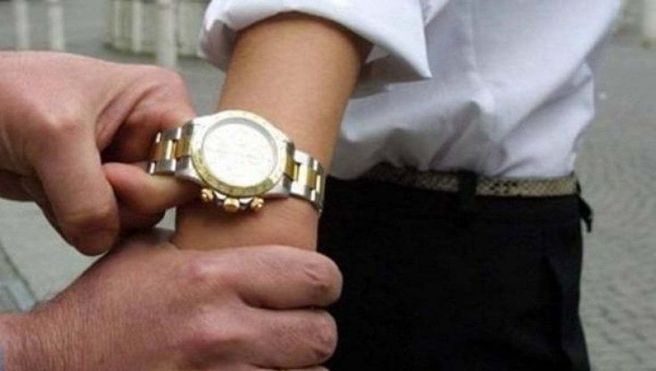 La banda del Rolex colpisce ancora: in piazza Statuto alle 16,30 scippato orologio da 50 mila euro