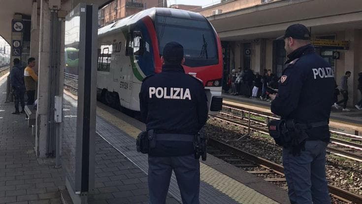 Lanciavano bici e carriole sui binari e aspettavano l’arrivo del treno: banda di ragazzini nei guai
