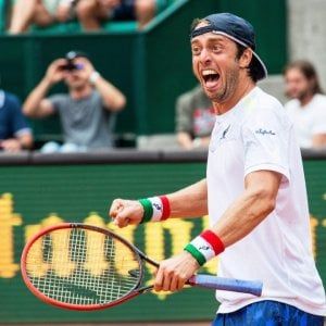 Tennis, Lorenzi avanti al primo turno. Djokovic passa col brivido