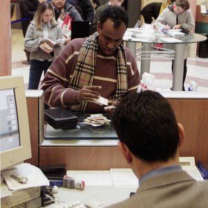 Stranieri e lavoro: la crisi ha colpito più degli italiani