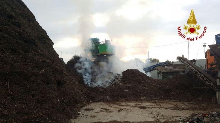 Incendio in impianto biomasse di Valsamoggia: pompieri impegnati per ore