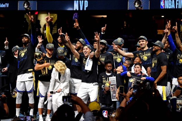 Basket, Nba: poker di Golden State a Cleveland. La festa dei campioni 