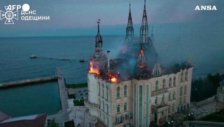 Il "Castello di Harry Potter" a Odessa è in fiamme: è stato colpito da un attacco missilistico russo