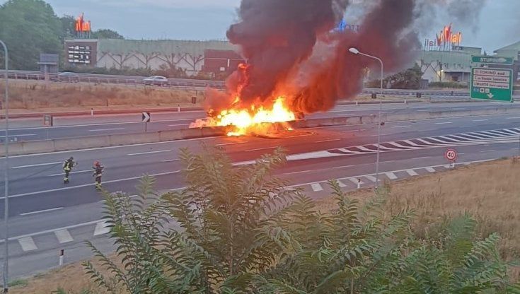 Tir in fiamme in tangenziale a Stupinigi, autista carbonizzato 