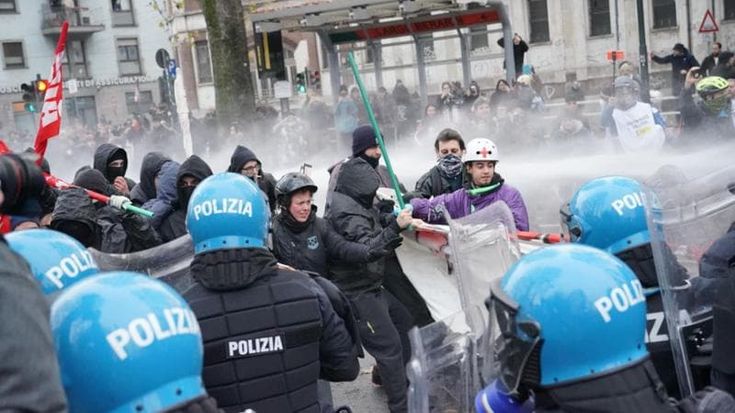 Askatasuna, scontri al corteo: 7 agenti feriti. I militanti: “La nostra storia non è finita”