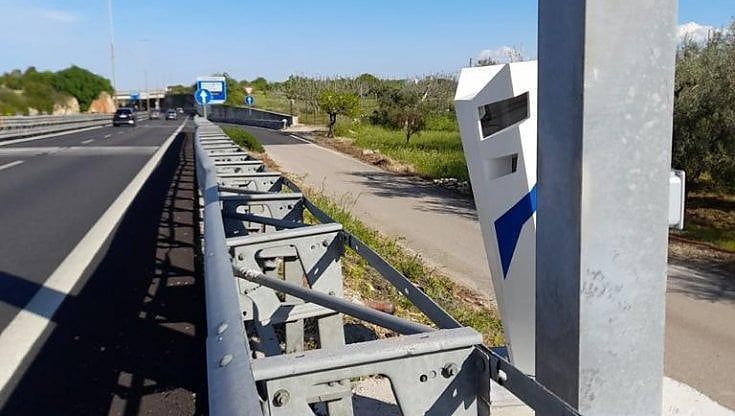 Bari, sulla statale 16 a Palese compare un autovelox fisso. Polstrada: "Per ora solo una prova ma presto in funzione"