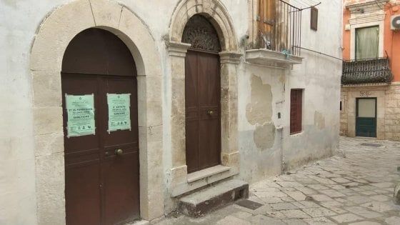 Coronavirus, cartelli sulle porte dei migranti: "Iniziativa offensiva, riporta a tempi nefasti"